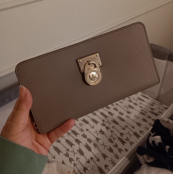 EUC Michael Kors Zip Wallet - Picture 2 of 4